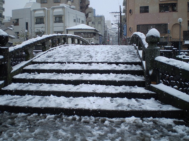 白い眼鏡橋を渡りました。